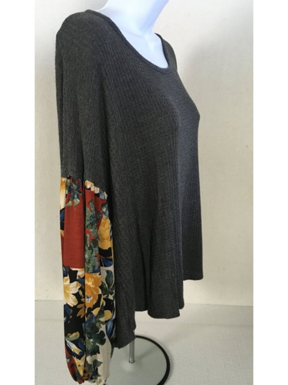 Entro Top Size M Dark Gray Front Back with Floral 3/4 Sleeves Round Neckline - Picture 3 of 12